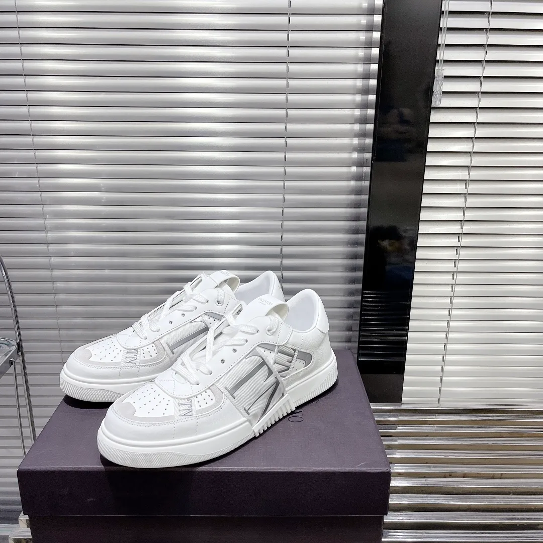 👟👟Ex-factory price 600👟👟 Valentino ONE STUD calfskin lace-up sneakers. Soft suede low-top sneakers, classic and versatile, couple's sneakers, special goods, worth buying! A pair of simple shoes with unique details will save you from the difficulty of dressing. OneStud sneakers, with quilted plaid and oversized rivets, create an eye-catching punk style and get rid of the heavy feeling of this season's clothing. Upraise calfskin derby shoes, with exquisite leather construction and simple silhouette, and smooth lines set the tone of coolness, are a versatile item in the wardrobe. There are more Valentino boutique shoes waiting for you to unlock! It’s time to get the shoes you’ve been coveting for a long time! Officially on sale 7,+++ - Seven straps, decorated with metallic rubber effect. Decoration on the back and tongue. Size 35-44.